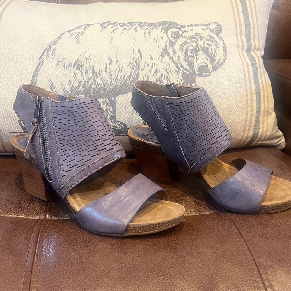 NEW IN BOX Sofft Milan Chambray Heeled Sandals size 8